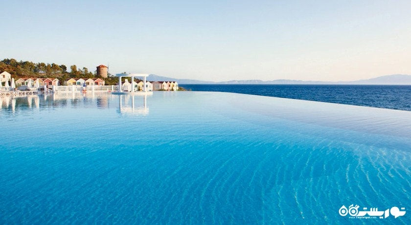 استخر روباز با چشم انداز دریا